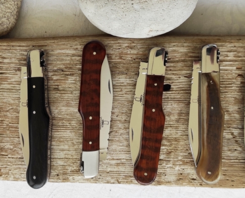 Couteaux de poche avec diverses manches