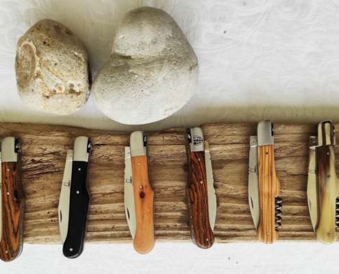 Couteaux de poche avec diverses manches