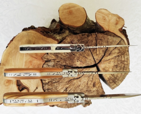 Couteaux de poche avec diverses gravures